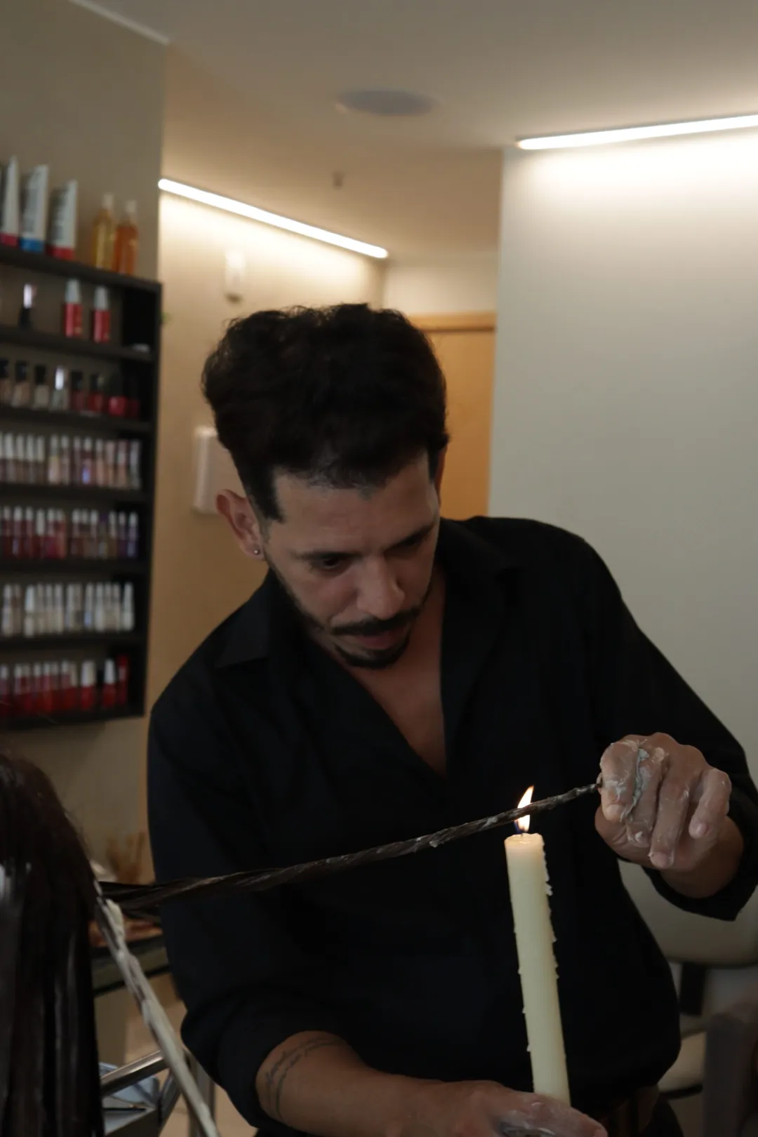 Técnica com vela sendo aplicada