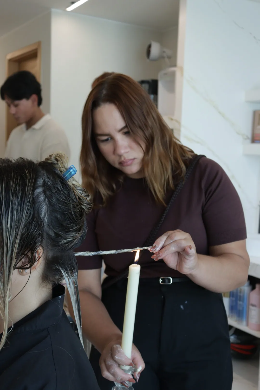 Profissional executando a Candle Therapy